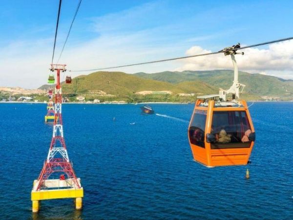 Get to VinWonders by cable cars